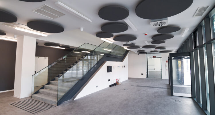 García Romero visita el nuevo centro cultural con biblioteca del Ensanche de Vallecas