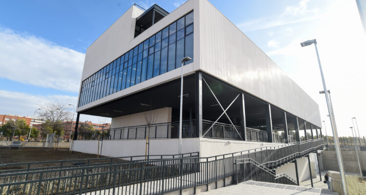 García Romero visita el nuevo centro cultural con biblioteca del Ensanche de Vallecas