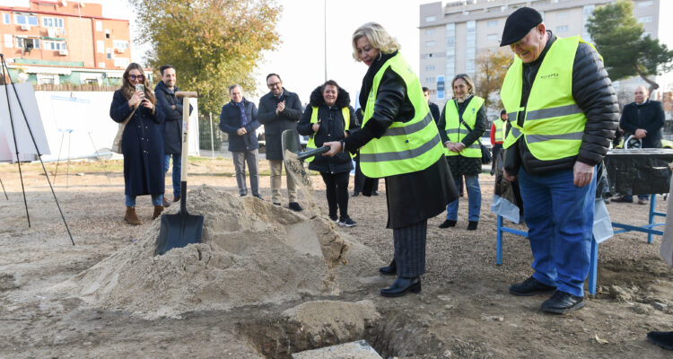 García Romero coloca la primera piedra del nuevo centro cultural de Almendrales