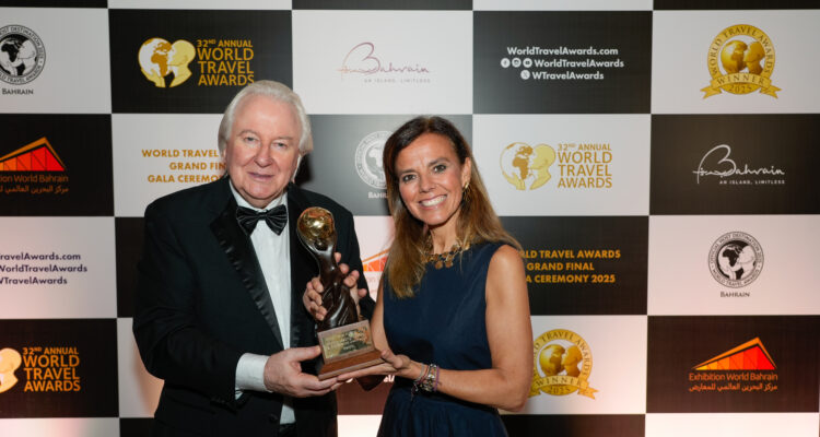 La concejala delegada de Turismo, Almudena Maíllo, y el presidente de World World Travel Awards, Graham Crooke, durante la recepción del premio World Travel Awards 2025