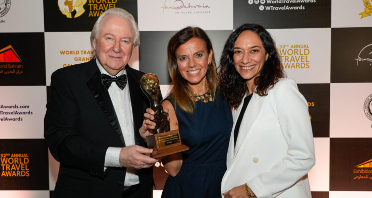 La concejala delegada de Turismo, Almudena Maíllo, el presidente de World Travel Awards, Graham Crooke, y la jefa de Proyectos y Promoción MICE del Madrid Convention Bureau, Rocío Benavides