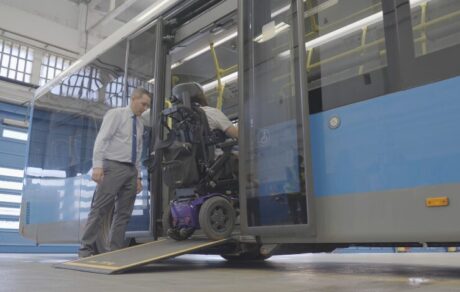 Una persona con discapacidad en la movilidad utilizando la rampa de un autobús de EMT Madrid