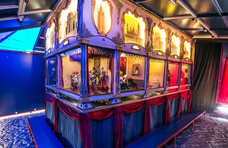 Imagen del Teatro de autómatas que acoge la plaza del espacio Matadero Madrid. Una pieza única en el mundo en cuanto a teatro mecánico se refiere