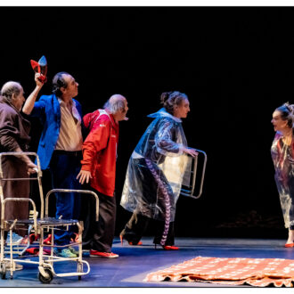 Escena de la obra 'Todos los ángeles alzaron el vuelo', de la compañía La Zaranda. Imagen de Chuchi Guerra.