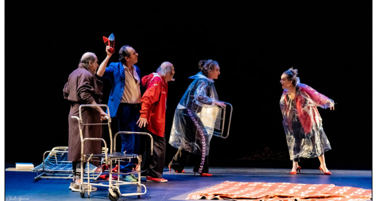 Escena de la obra 'Todos los ángeles alzaron el vuelo', de la compañía La Zaranda. Imagen de Chuchi Guerra.