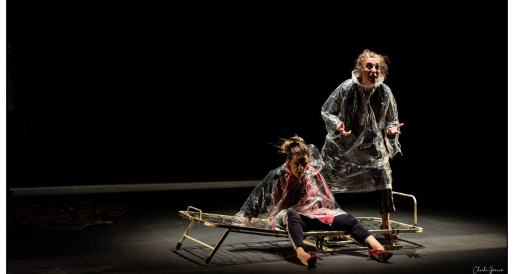 Escena de la obra 'Todos los ángeles alzaron el vuelo', de la compañía La Zaranda. Imagen de Chuchi Guerra.