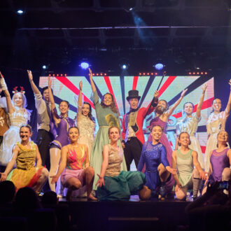 Foto promocional del 'Tributo Showman P.T. Barnum' (Jana Producciones), donde se aprecia a todo el elenco de artistas posando vestidos con los atuendos del musical