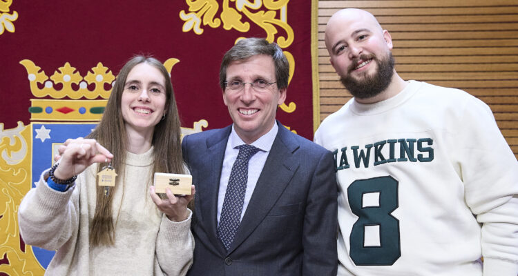 El alcalde de Madrid con algunos de los nuevos inquilinos de la promoción Cañaveral 6 de EMVS Madrid