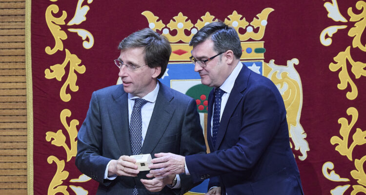 El alcalde, José Luis Martínez-Almeida, y el delegado de Políticas de Vivienda y presidente de EMVS Madrid, Álvaro González, durante la entrega de llaves