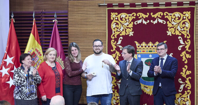 El alcalde, José Luis Martínez-Almeida, y el delegado de Políticas de Vivienda y presidente de EMVS Madrid, Álvaro González, durante la entrega de llaves