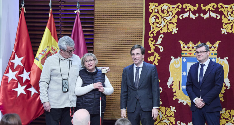 El alcalde, José Luis Martínez-Almeida, y el delegado de Políticas de Vivienda y presidente de EMVS Madrid, Álvaro González, durante la entrega de llaves