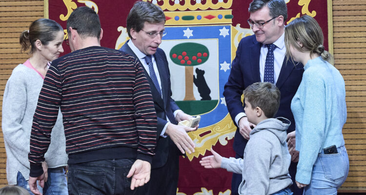 El alcalde, José Luis Martínez-Almeida, y el delegado de Políticas de Vivienda y presidente de EMVS Madrid, Álvaro González, durante la entrega de llaves