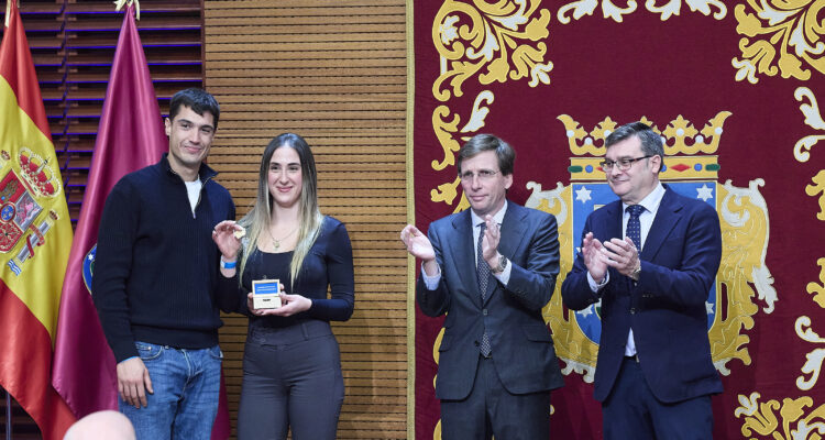 El alcalde, José Luis Martínez-Almeida, y el delegado de Políticas de Vivienda y presidente de EMVS Madrid, Álvaro González, durante la entrega de llaves