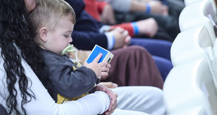 Un niño juega con una caja de llaves en el acto de entrega de llaves a los adjudicatarios de 90 pisos en Cañaveral 6