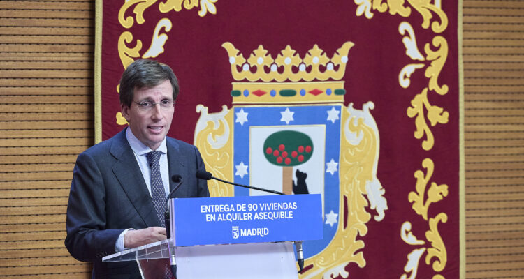 El alcalde, José Luis Martínez-Almeida, durante el acto de entrega de llaves