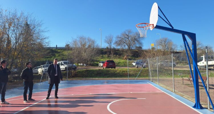 El concejal de Latina, Alberto González, en su visita a la IDB Jardines Las Águilas