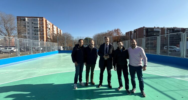 El concejal de Latina, Alberto González, en su visita a la IDB Jardines Las Águilas