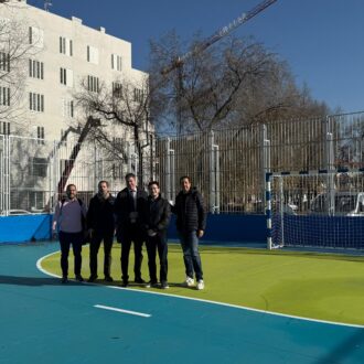 El concejal de Latina, Alberto González, en su visita a la IDB San Benigno