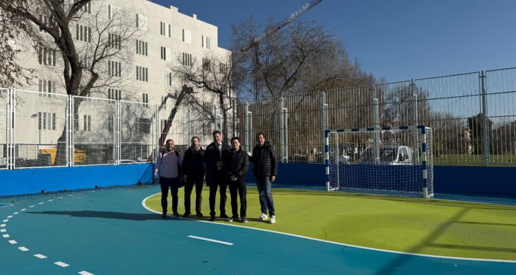El concejal de Latina, Alberto González, en su visita a la IDB San Benigno