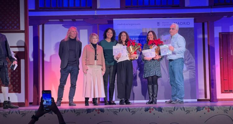 Marta Rivera de la Cruz y Lola Navarro, con los premiados en la VI edición del Certamen Benito Pérez Galdós de Arganzuela