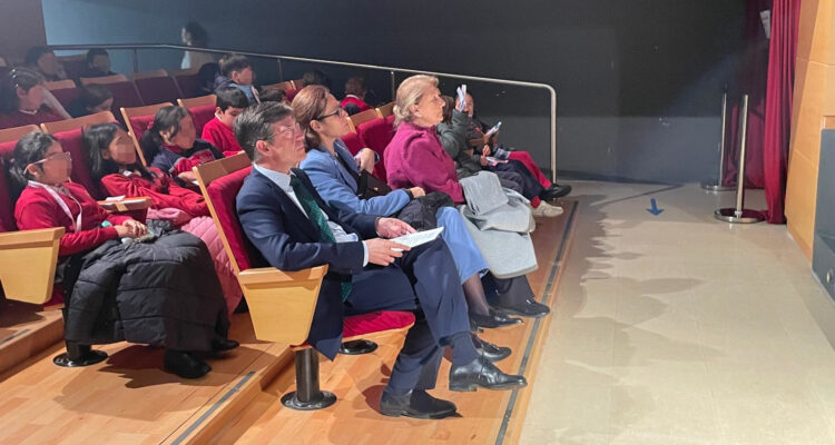 Martínez Páramo en el Centro Cultural La Vaguada, con alumnos del CEIP Príncipe Felipe como público del evento