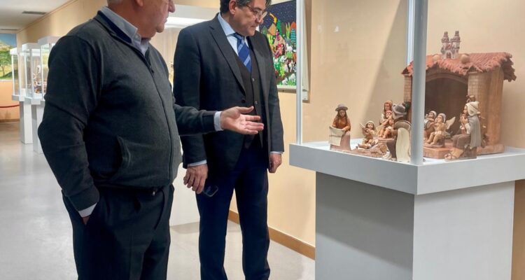 El concejal de Hortaleza, David Pérez, ha inaugurado la muestra 'Belenes del Mundo'