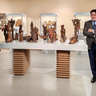 El concejal de Hortaleza, David Pérez, ha inaugurado la muestra 'Belenes del Mundo'