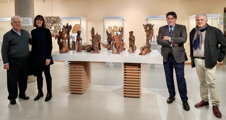 El concejal de Hortaleza, David Pérez, ha inaugurado la muestra 'Belenes del Mundo'