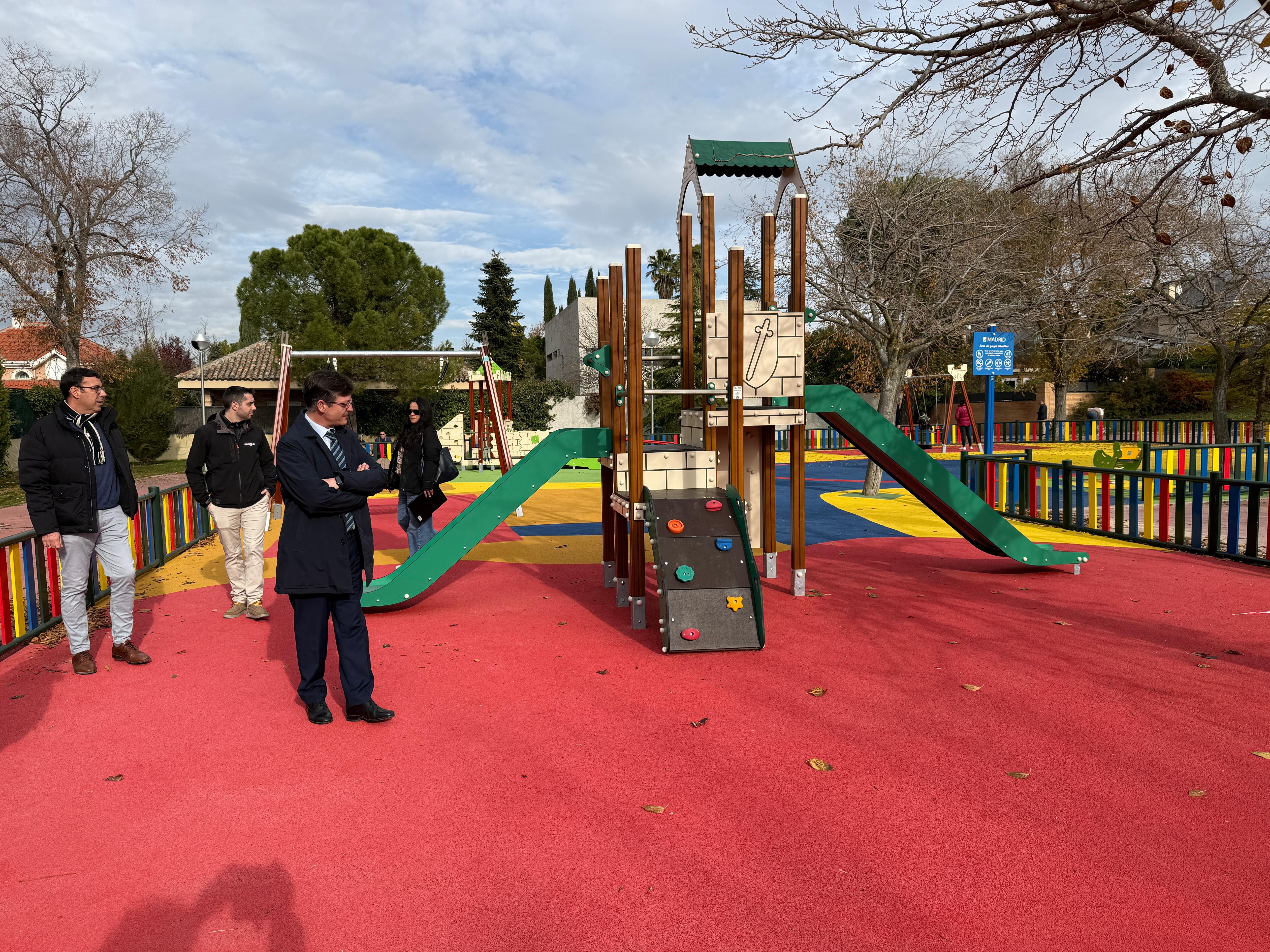Martínez Páramo en la zona de juego infantil de Tres Olivos