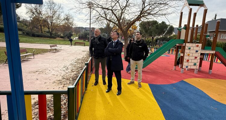 El concejal de Fuencarral-El Pardo observando la nueva zona de juego infantil del distrito donde aparece el tobogán de fondo y el nuevo suelo de caucho multicolor