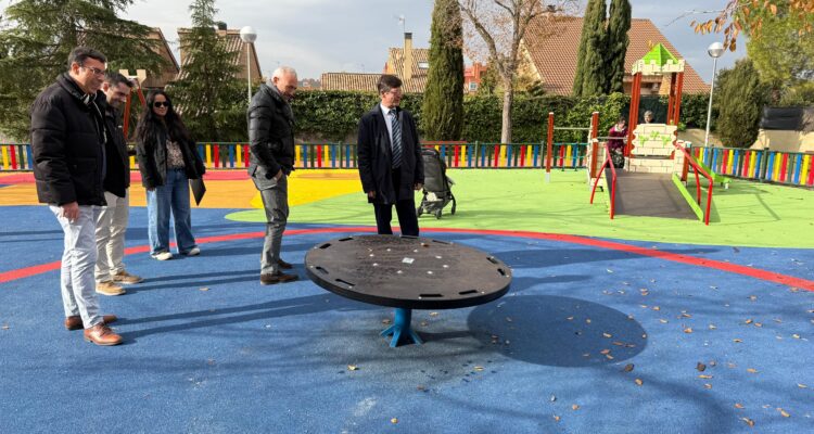 Martínez Páramo en la visita a la nueva zona de juego infantil de Tres Olivos donde se aprecian varios columpios y el nuevo suelo de caucho multicolor