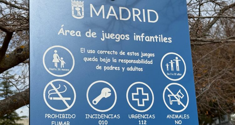 Señalética del área de juego infantil de Tres Olivos donde se ve la identidad corporativa del Ayuntamiento en color azul junto a las normas de la zona