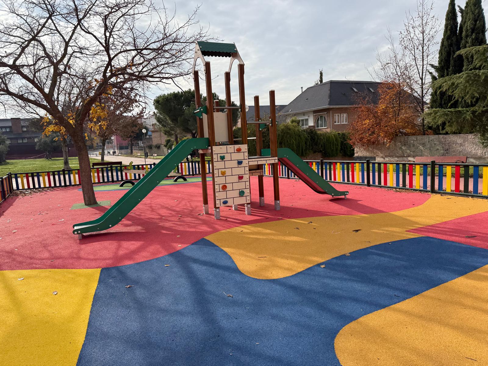 Nuevos juegos de la zona infantil de Tres Olivos donde se aprecia un tobogán con múltiples accesos y juegos