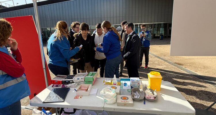 El concejal de Fuencarral-El Pardo y los trabajadores de Madrid Salud atendiendo a los asistentes