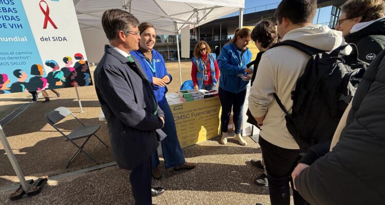 El concejal de Fuencarral-El Pardo y los trabajadores de Madrid Salud atendiendo a los asistentes