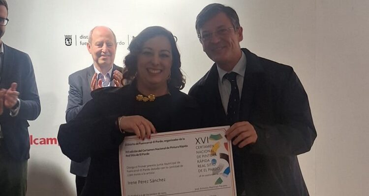 Martínez Páramo junto a una de las ganadoras del certamen 2025 donde se aprecia entregándole un diploma corporativo