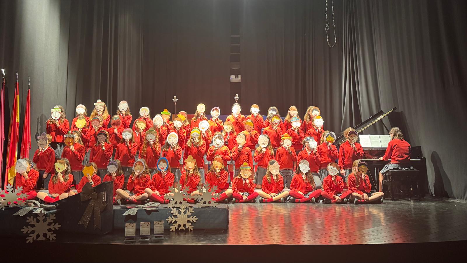 Coro del colegio Fuentelarreyna, ganadores del certamen de este año, donde aparece el conjunto de niños en el escenario vestidos de rojo con caretas