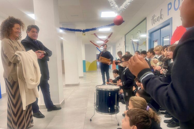 El concejal, David Pérez, en la muestra escolar