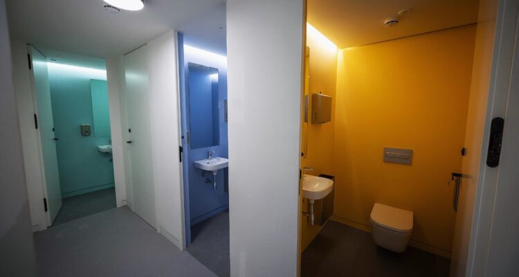 Zona de aseos del nuevo centro cultural con biblioteca de Montecarmelo