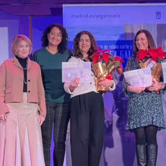 Marta Rivera de la Cruz y Lola Navarro, con los premiados en la VI edición del Certamen Benito Pérez Galdós de Arganzuela