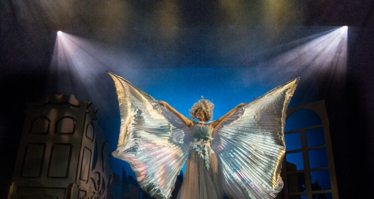 Foto promocional del musical 'Cenicienta y el zapatito de cristal' (Jana Producciones), donde aparece en escenario enfocada el hada madrina con dos majestuosas hadas
