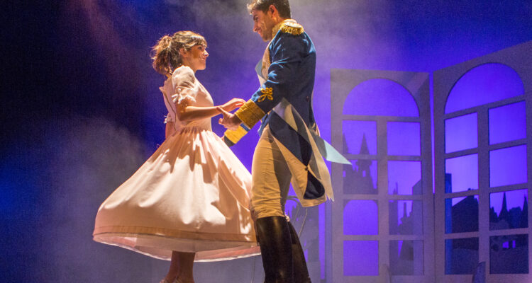 Foto promocional del musical 'Cenicienta y el zapatito de cristal' (Jana Producciones), con la protagonista bailando con el príncipe