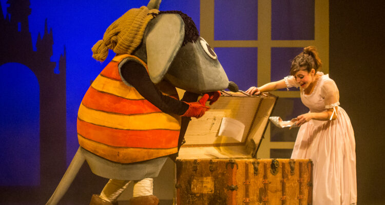 Foto promocional de 'Cenicienta y el zapatito de cristal' (Jana Producciones), con uno de los ratones ayudando a Cenicienta a encontrar el zapato en un baúl