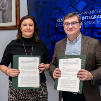 El delegado de Políticas de Vivienda y presidente de EMVS Madrid, Álvaro González, y la consejera delegada de la empresa municipal, Ana de Miguel, durante la firma del convenio