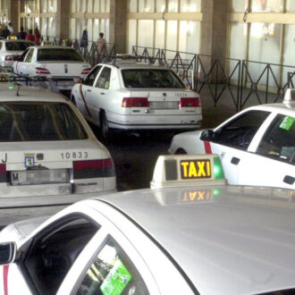 Imagen de archivo de taxis en el aeropuerto de Madrid