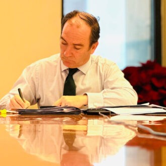 El delegado de Urbanismo, Medio Ambiente y Movilidad, Borja Carabante, durante la Comisión de Calidad del Aire