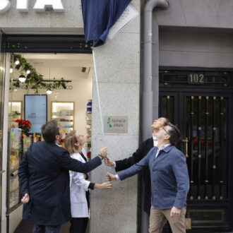 El delegado de Políticas de Vivienda y presidente de la Empresa Municipal de la Vivienda y Suelo de Madrid (EMVS Madrid), Álvaro González, y la concejala de Arganzuela, Lola Navarro, durante el acto de descubrimiento de la placa en la Farmacia Payno