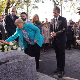 La vicealcaldesa y delegada de Seguridad y Emergencias, Inma Sanz, acompañada de los concejales de Puente de Vallecas, Ángel Niño, y de Centro, Carlos Segura, durante el acto institucional con motivo del 30º aniversario del atentado de ETA en Puente de Vallecas