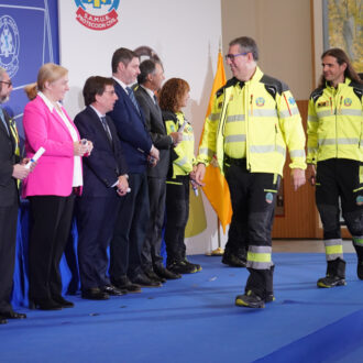 El alcalde, José Luis Martínez-Almeida, la vicealcaldesa, Inma Sanz, y el concejal de Latina, Alberto González, durante el acto de toma de posesión de los 101 nuevos técnicos de SAMUR-Protección Civil
