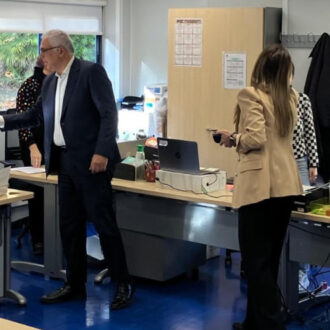 El concejal Carlos Izquierdo visita la nueva Oficina Auxiliar